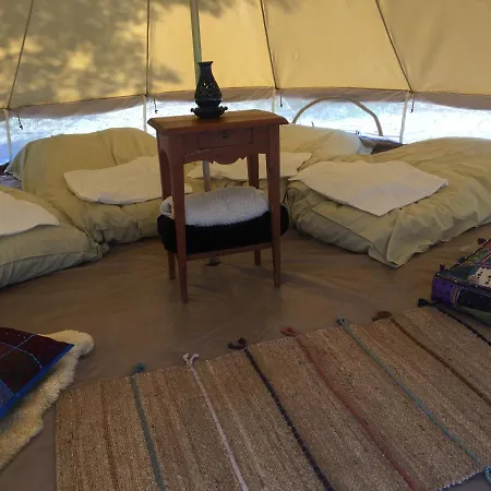 Eco Tent 4 Pers In De Krachtige Natuur Met Uitzicht Op Bergen En Rivier Luxury tent