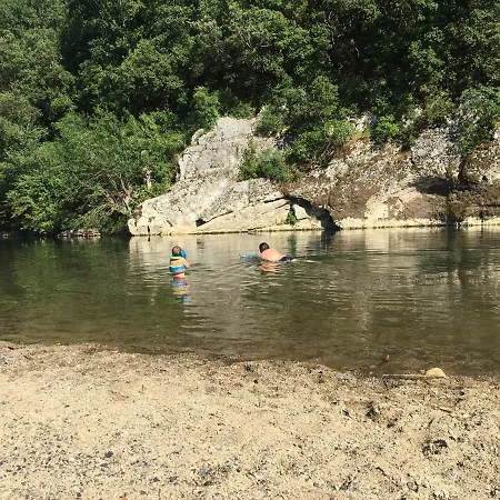 Luxury tent Eco Tent 4 Pers In De Krachtige Natuur Met Uitzicht Op Bergen En Rivier