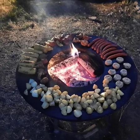 Eco Tent 4 Pers In De Krachtige Natuur Met Uitzicht Op Bergen En Rivier Luxury tent